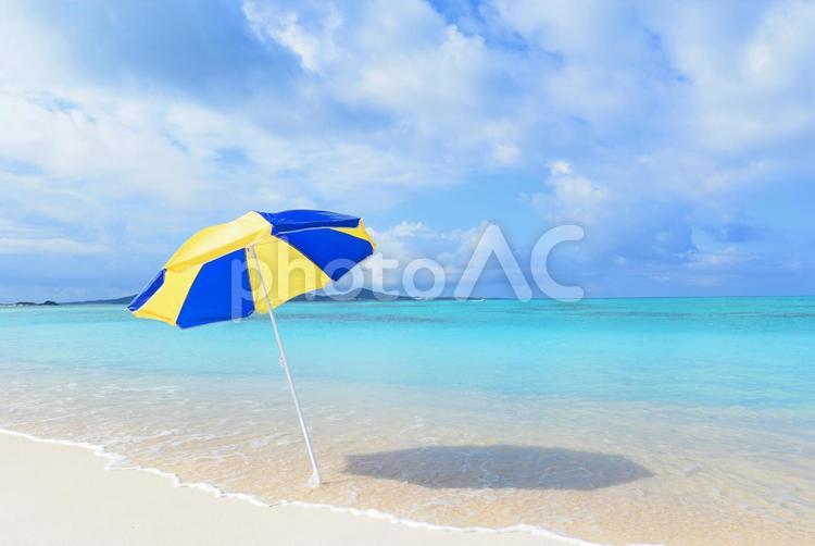 美しい海の風景とビーチパラソル 海,沖縄,自然の写真素材