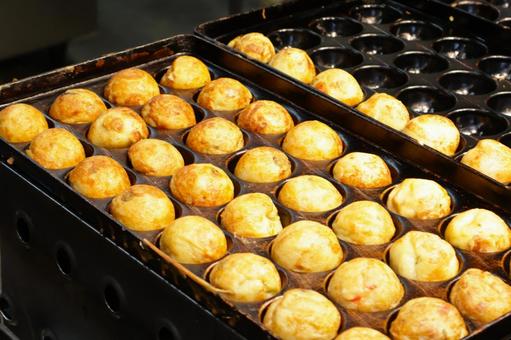 大阪のたこ焼き屋の店頭で焼く様子 秋冬 大阪のたこ焼き屋の店頭で焼く様子 秋冬 たこ焼き,たこ焼き屋,店頭の写真素材