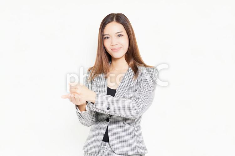 納得するジェスチャーをするビジネスウーマン 女性,納得,解決の写真素材