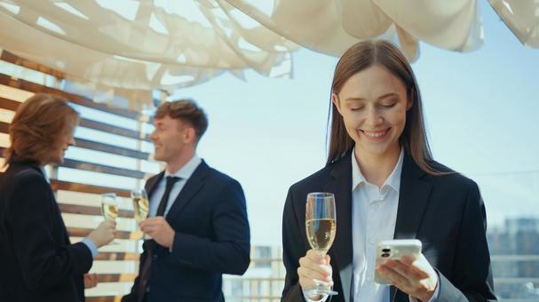 スマホを見て笑うロングヘアの女性 女性,外国人,スマートフォンの写真素材