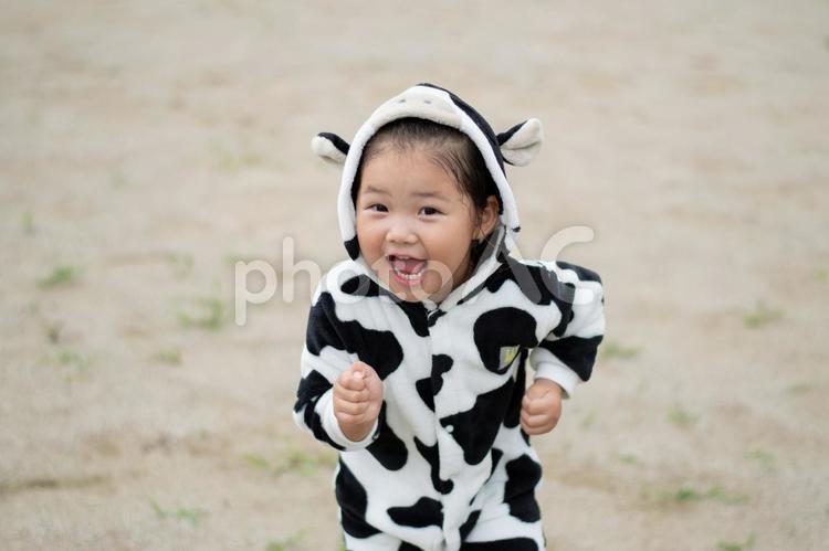 牛柄の服を着た子供 子供,笑顔,2021の写真素材