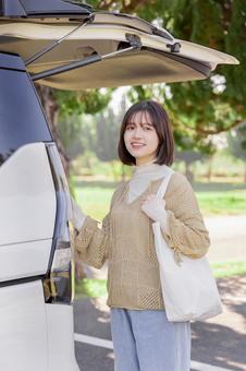 ショッピングに出かける女性 ショッピングに出かける女性 運転,ドライブ,女性の写真素材