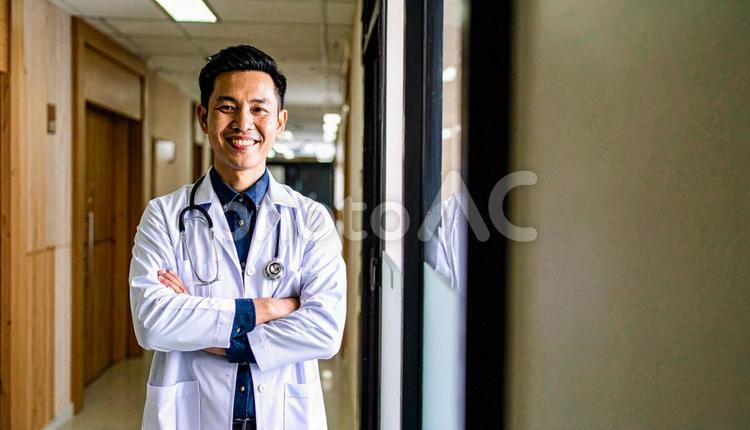 医療施設で働く白衣の日本人男性 廊下,福祉,病院の写真素材