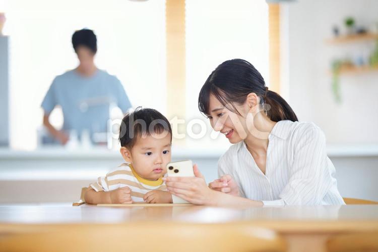 スマホを見る男の子 親子,男の子,女性の写真素材