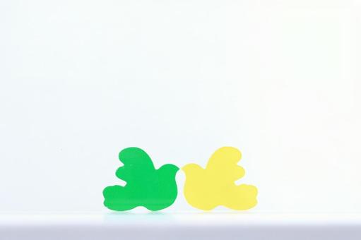 2色の鳩_green&yellow 2色の鳩_green&yellow グリーン,緑,イエローの写真素材