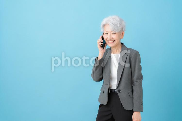 ブルーバックのシニアのビジネスウーマン ビジネス,女性,シニアの写真素材