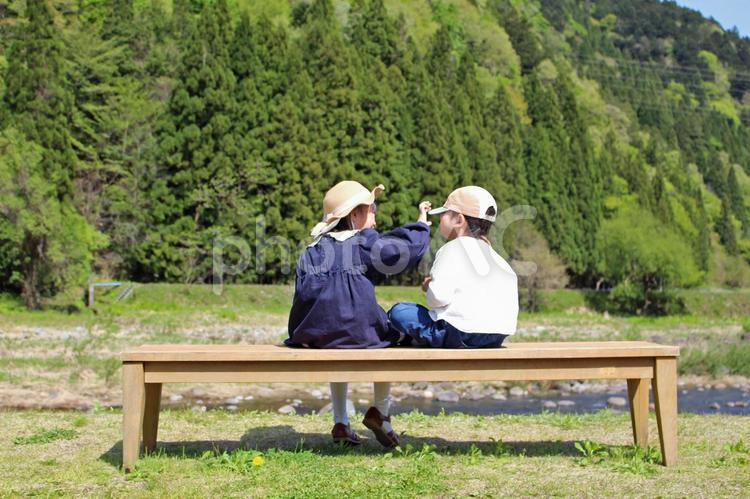 弟を可愛がるお姉ちゃん 兄弟,姉弟,家族の写真素材