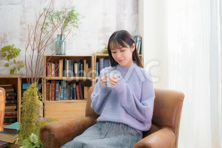 1人でお茶を飲む若い女性 女性,飲み物,ホットドリンクの写真素材