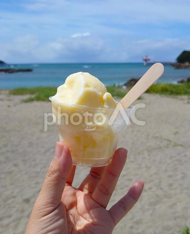 夏　海・砂浜でアイスクリームを楽しむ女性 夏,アイスクリーム,海の写真素材