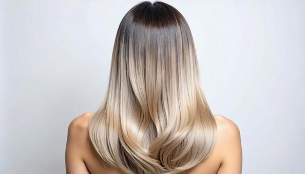 グラデーションカラーヘアの女性 後ろ姿 グラデーションカラーヘアの女性 後ろ姿の写真