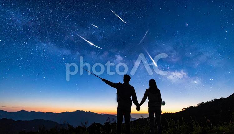 流星群を見る人のシルエット シルエット,七夕まつり,たなばたの写真素材