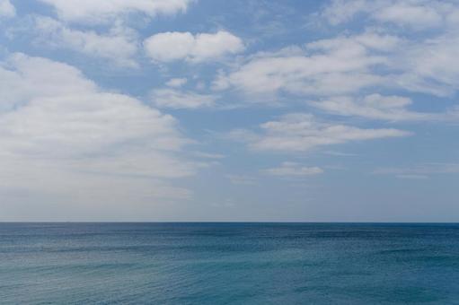 青空とターコイズブルーの海 青空とターコイズブルーの海の写真