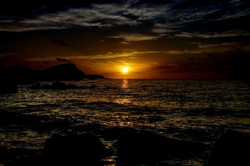 <素材>秋の暗い海へ沈む太陽 <素材>秋の暗い海へ沈む太陽 海,サンセット,夜明けの写真素材