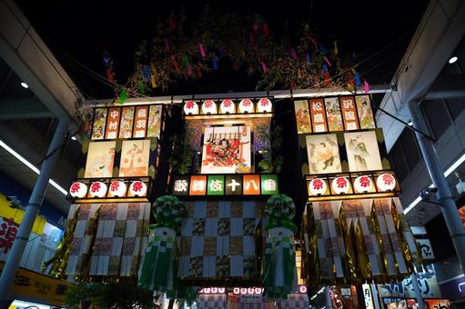 夜の商店街を彩る七夕飾り 夜の商店街を彩る七夕飾り 七夕,祭り,夏祭りの写真素材