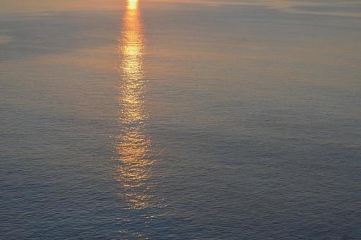 海に映る朝日の光 海に映る朝日の光の写真