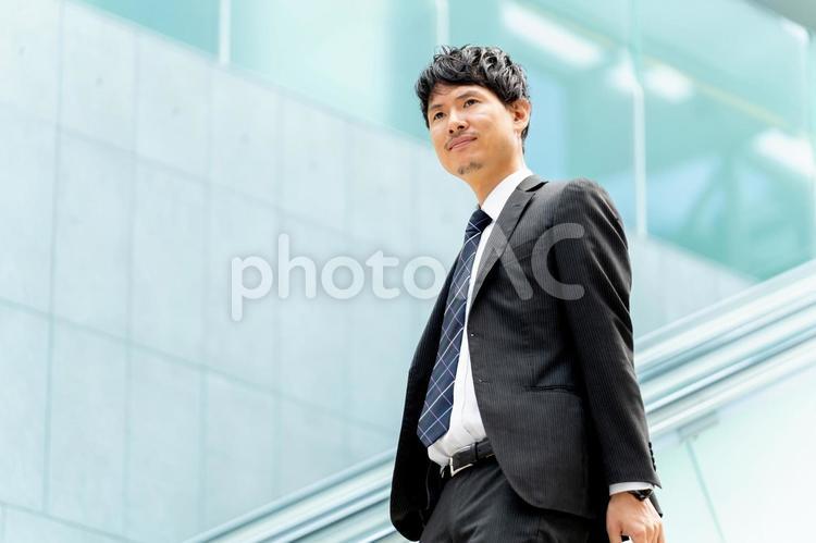 オフィス街を歩く男性ビジネスマン 男性,ビジネス,ビジネスマンの写真素材