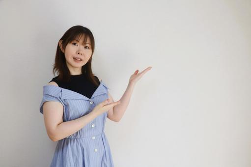 案内する女性 案内する女性の写真