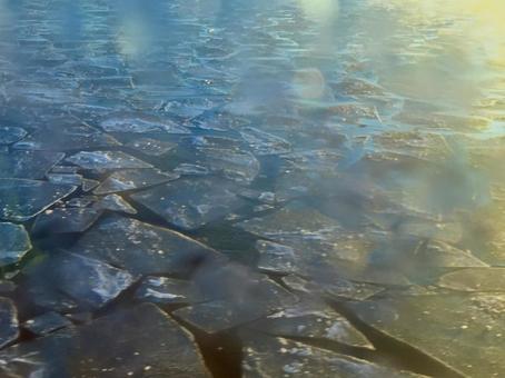 船から見た海の流氷 船から見た海の流氷の写真