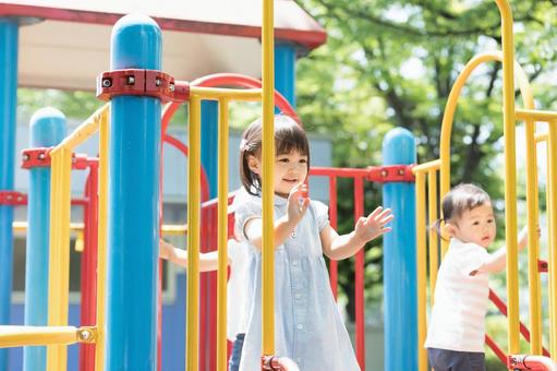 遊具で遊ぶ子供　 公園,女性,人物の写真素材