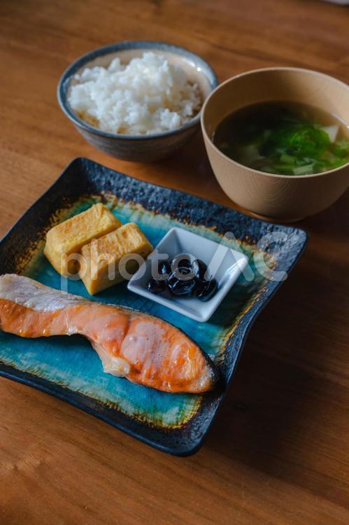 焼き鮭と卵焼きの朝食 朝食,和食,焼き鮭の写真素材