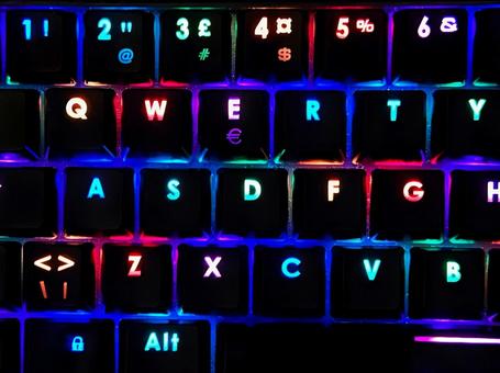 カラフルに光るゲーミングキーボード カラフルに光るゲーミングキーボードの写真