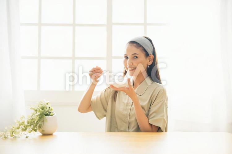ヨーグルトを食べるミドル世代の女性（笑顔） ヨーグルト,乳酸菌,菌活の写真素材