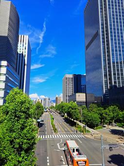 真夏のオフィス街 真夏のオフィス街 オフィスビル,ビル,街並みの写真素材