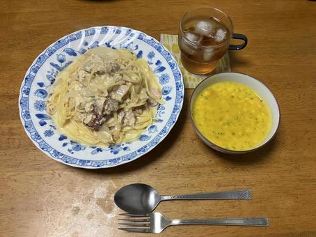 カルボナーラとポタージュスープ カルボナーラとポタージュスープ カルボナーラ,スパゲッティ,ポタージュの写真素材