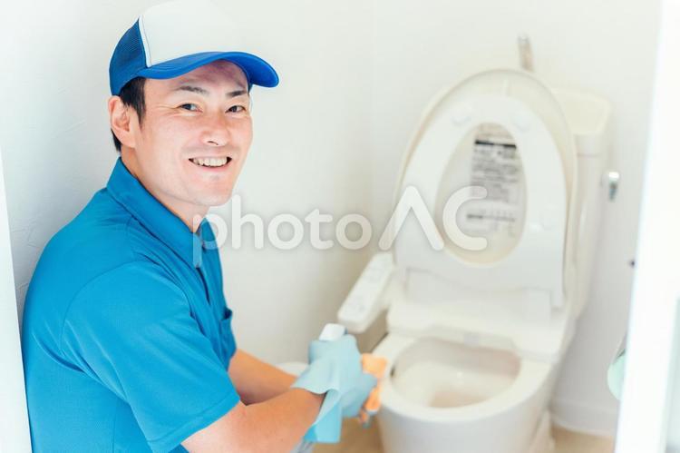 トイレの掃除をする作業着の男性 清掃業,清掃員,トイレの写真素材