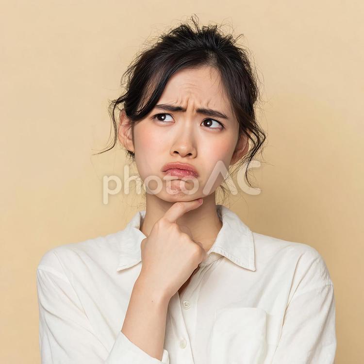 ベージュの背景で疑問を抱くアジア人女性 女性,若者,大人の写真素材