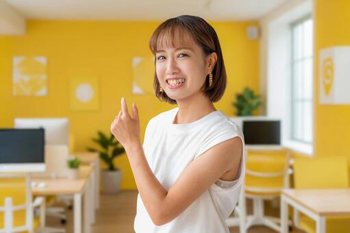 黄色のオフィスと笑顔の女性 デザイナー,ウェブ,itの写真素材