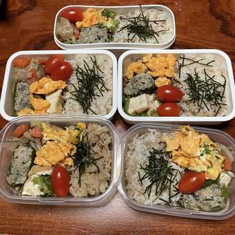 5日分作置弁当〜肉詰め、炒り卵 5日分作置弁当〜肉詰め、炒り卵 山菜おこわ,ごはん,弁当の写真素材