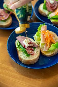 ローストビーフと生ハムのブルスケッタ 食べ物,料理,ブルスケッタの写真素材