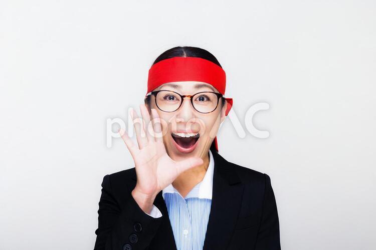 鉢巻きをしているスーツの女性 ビジネスウーマン,声援,応援の写真素材
