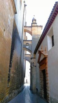 アルコス・デ・ラ・フロンテラ　細い路地 アルコス・デ・ラ・フロンテラ,カディス,サンタマリア教会の写真素材