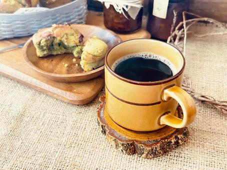 ドライフルーツのマフィンとコーヒー ドライフルーツ,マフィン,コーヒーの写真素材