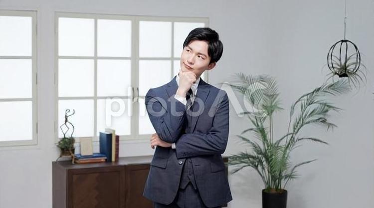 考え込むアジア人ビジネスマン	 ビジネスマン,男性,考えるの写真素材