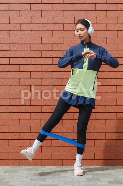 片足立ちで足を伸ばす女性 女性,片足立ち,足を伸ばすの写真素材