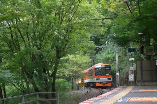 貴船口駅を出発した900系きらら号 貴船口駅を出発した900系きらら号の写真