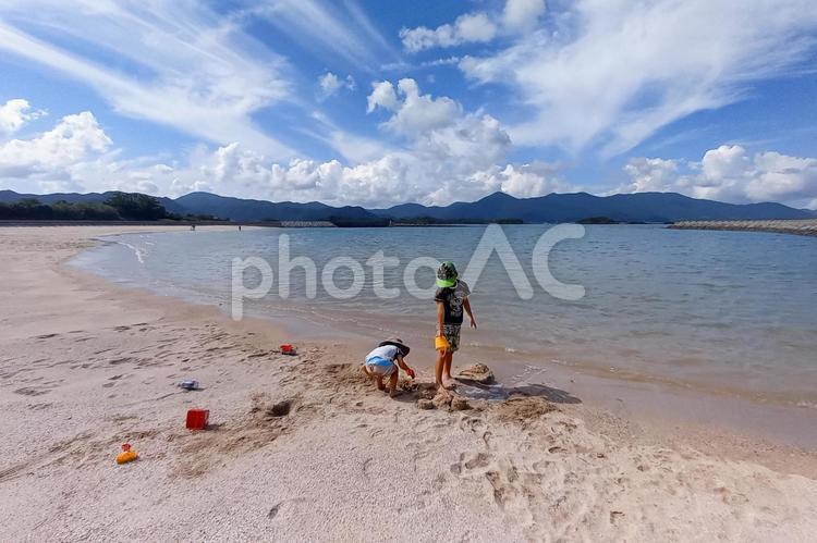 ＜素材＞夏の海へ泳ぎにきて元気に遊ぶ兄弟 家族,兄弟,子供の写真素材