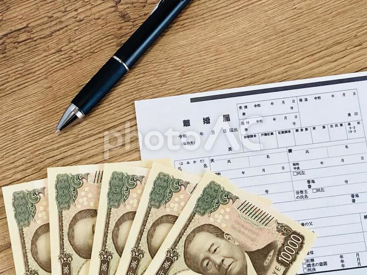 離婚届とお金（年金分割、財産分与） 離婚届,離婚,お金の写真素材