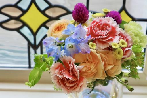 窓辺のカラフルブーケとステンドグラス ステンドグラス,インテリア,花の写真素材