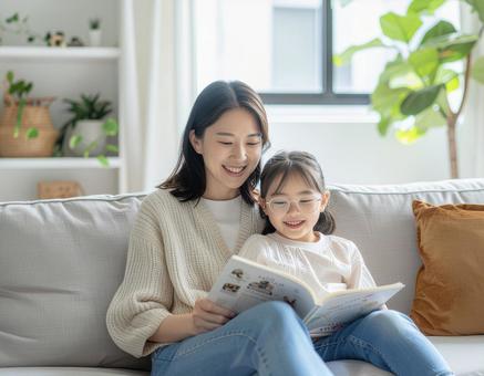 母と娘の読書時間 雑誌広告風 母と娘の読書時間 雑誌広告風の写真