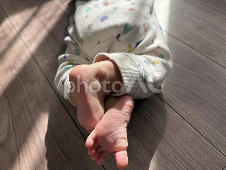 赤ちゃんのうつ伏せ　足組み後ろ姿 うつ伏せ,赤ちゃん,足裏の写真素材