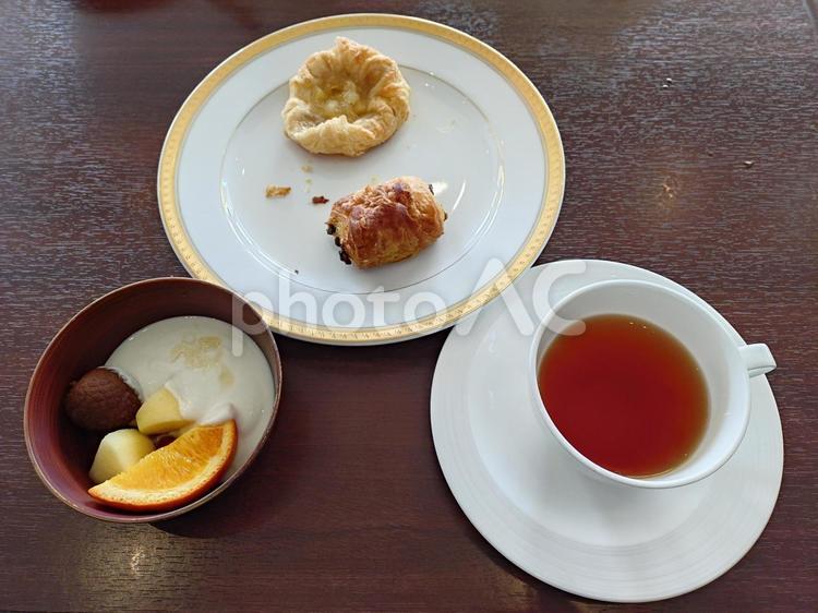 食後のデザートと紅茶 フルーツ,ヨーグルト,デニッシュの写真素材