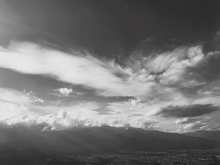 モノクロで捉えた雲と山の幻想的な風景 モノクロで捉えた雲と山の幻想的な風景 山,雲,空の写真素材