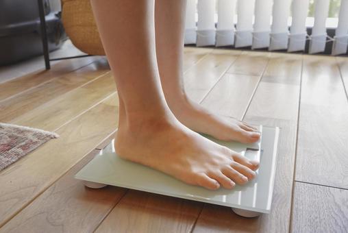 体重計で体重の計測をする女性 体重計で体重の計測をする女性 体重計,ダイエット,測定の写真素材