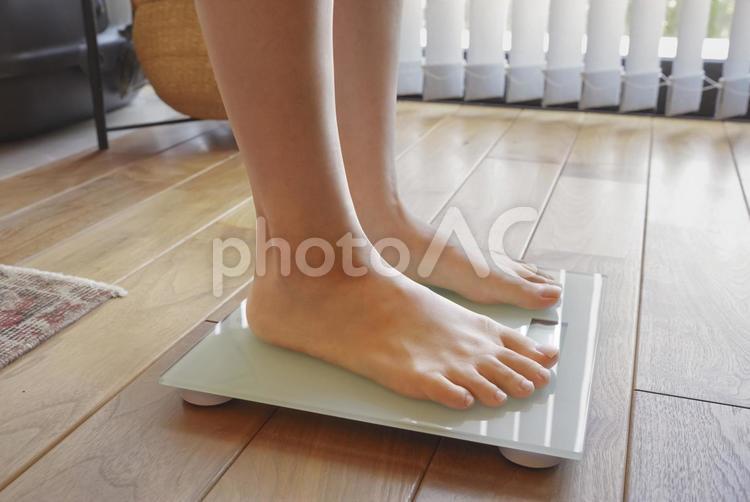 体重計で体重の計測をする女性 体重計,ダイエット,測定の写真素材