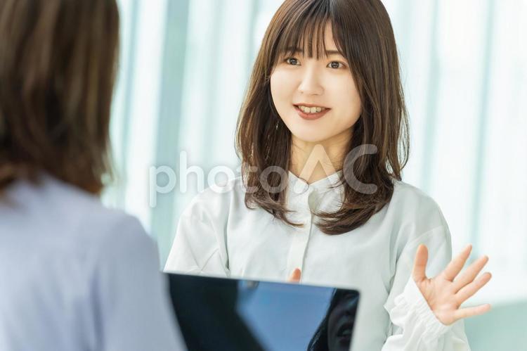 ミーティングをする2人のビジネスウーマン 女性,ビジネス,ビジネスウーマンの写真素材