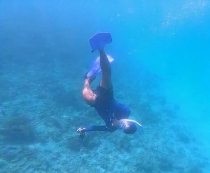 海に潜る男性 海に潜る男性の写真